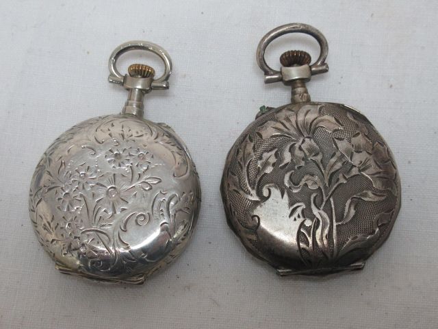 Null Lot de deux montres de col en argent. Beaux décors. XIXe siècle. Poids brut&hellip;
