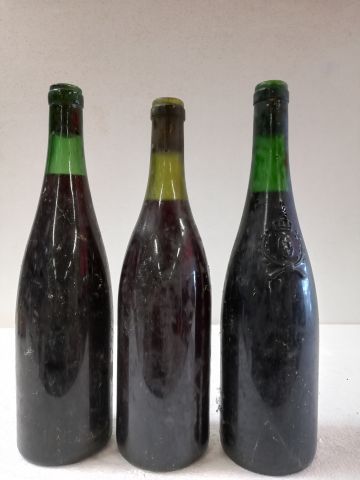Null 3 Très vieilles bouteilles de Vin de Loire. Etiquette manquante. Des années&hellip;