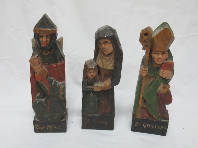 Null Lot de 3 sculptures en bois peint, figurant des saints. Haut.: 23 cm