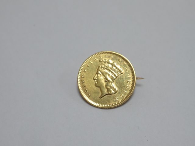 Null Pièce de 1 dollar en or, 1856. Montée en broche. Poids : 2 g