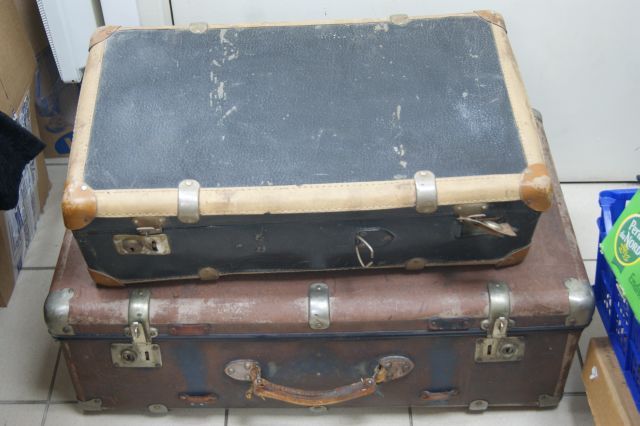 Null Grande valise en carton bouilli et métal, poignée en cuir. Circa 1940. On y&hellip;