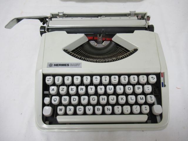 Null HERMES Baby Machine à écrire en résine et métal. Long.: 30 cm Circa 1980.
