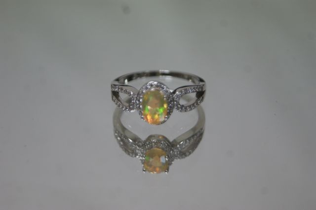 Null Elegante bague en argent 925/1000 centrée d’une opale dans un décor pavé de&hellip;