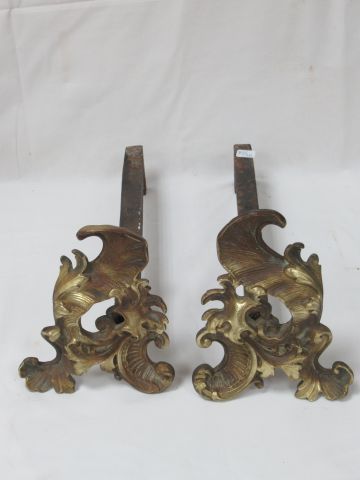 Null Paire de chenets en bronze et fonte. Modèle Rocaille. 19 x 36 cm