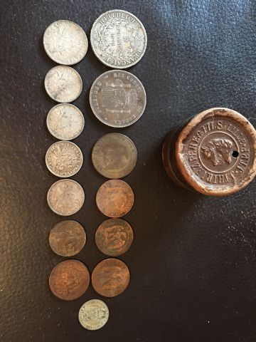 Null Petit lot de pièces de monnaie anciennes ( état d'usage) dans petite boîte &hellip;