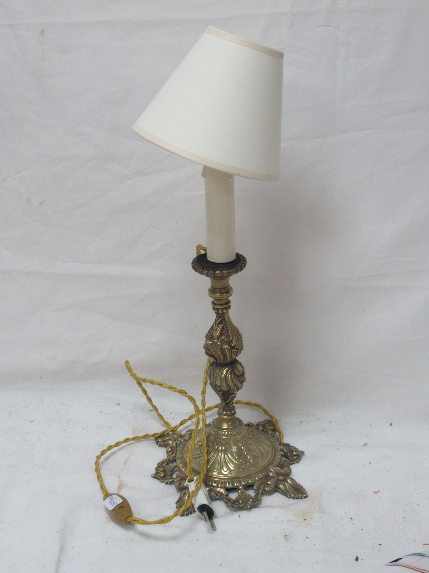 Null Pied de lampe en bronze. Hauteur totale : 44 cm