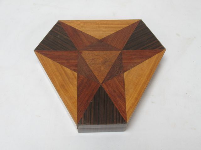 Null Boîte en bois marqueté. 5 x 23 x 5 cm