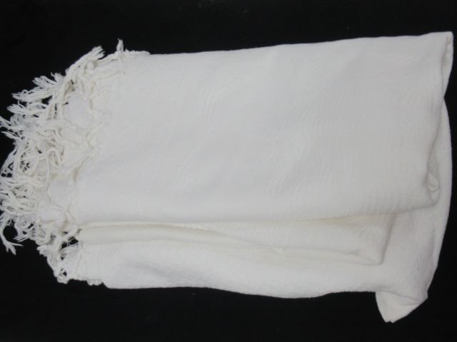 Null Couvre lit en cotton damassé à frange, 190 x 160 cm. TBE.