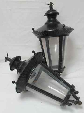 Null Paire de lanternes en métal laqué noir et verre. 58 cm (usure)