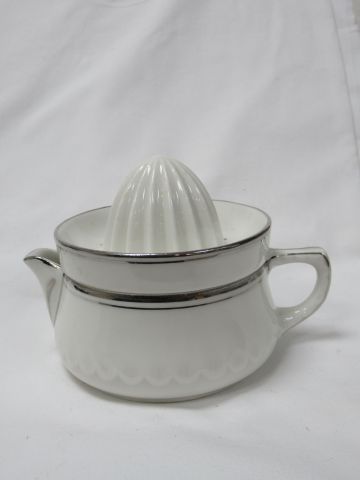 Null White earthenware fruit press with silver border. Circa 1970. Height: 10 cm