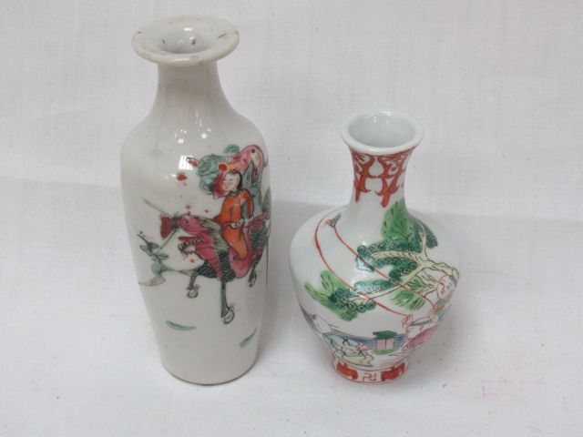 Null 中国。一套两个瓷瓶，一个装饰着一个骑手，另一个装饰着一群孩子。13厘米和10厘米。