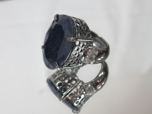Null 发黑的银戒指上镶嵌着一颗蓝色蓝宝石（30.92克拉）和几颗钻石。毛重：15.08 g TDD 51