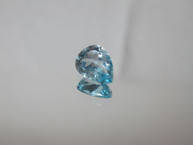 Null Blue topaz. Weight: 4.8 carats.