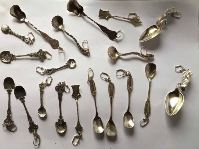 Null Lot of 19 silver spoons. Transformed into jewels. Weight : 91 g