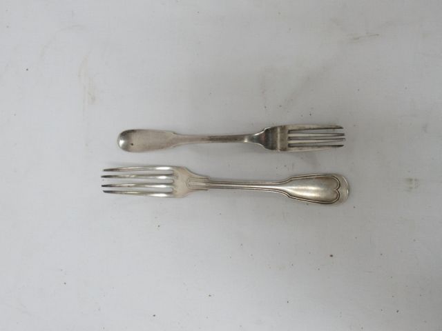 Null Set of two silver forks: first rooster mark and minerva mark. Weight: 139g.&hellip;