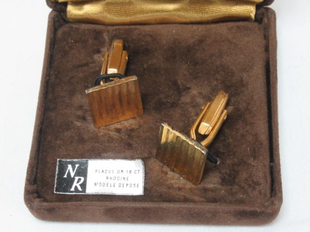 Null Nina RICCI Pair of gold plated cufflinks. In their box.