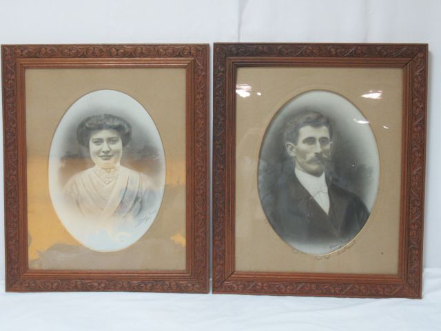 Null 一对老照片，显示一对夫妇。大约1900年。椭圆形视图。玻璃下的框架，美丽的天然木雕框架。 60 x 50厘米