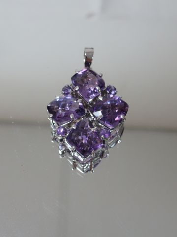 Null 银质吊坠，饰以紫水晶。毛重：14克 长：3厘米（不含搭扣