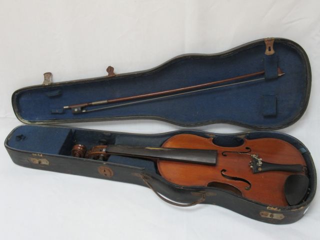 Null THEVENIN学习小提琴。身体长度：34厘米 总长度：57厘米（待修复）。带着它的弓，配件，在它的箱子里。