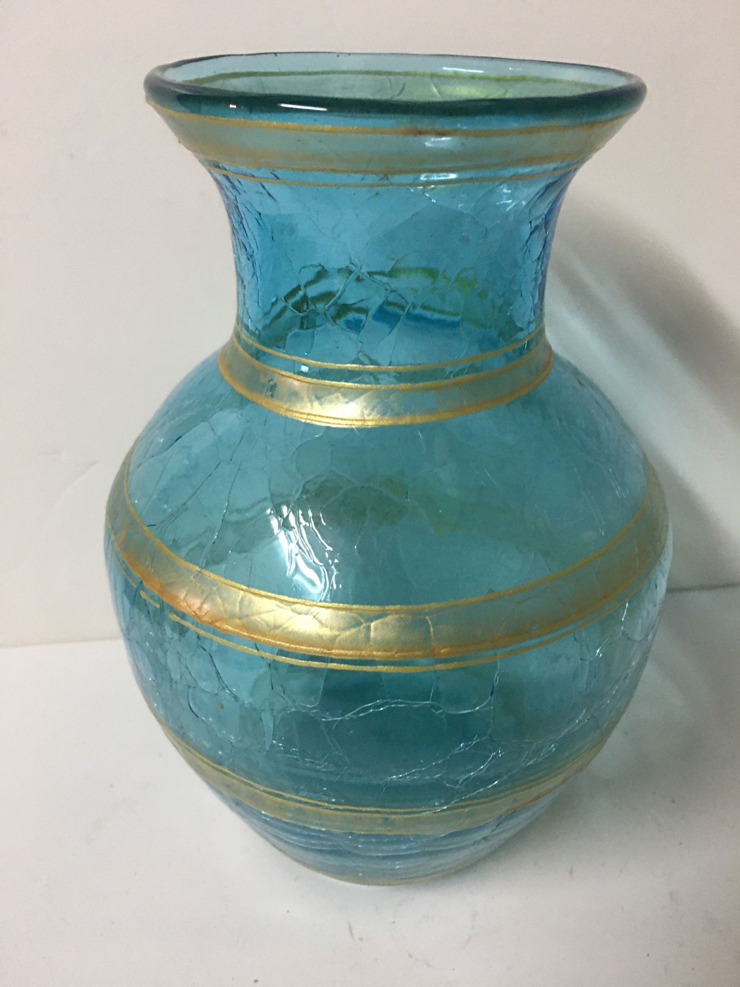Null Vase artisanal en verre bleu craquelé à rehauts de cercles dorés D 13 cm H &hellip;