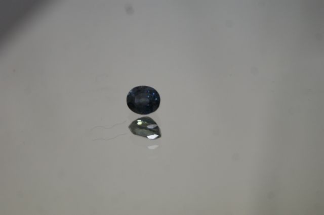 Null 椭圆形蓝宝石，重1.68克拉。

附有其AIG证书，证明没有经过热处理。
