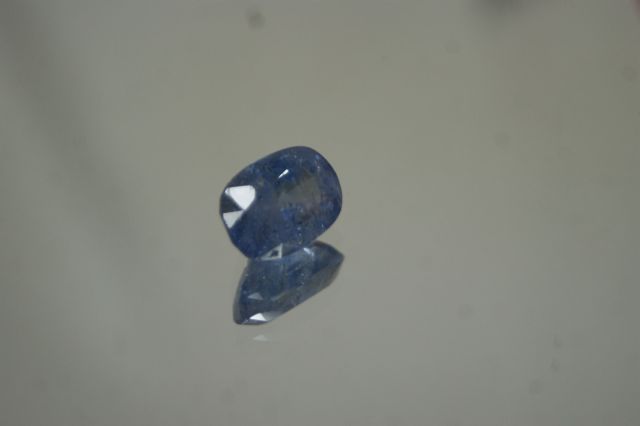 Null 枕形锡兰蓝宝石，重9.05克拉，纸质。

伴随着它的AIG证书，证明没有经过热处理和它的

原产地，斯里兰卡（锡兰）。
