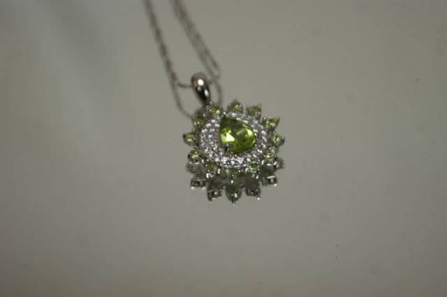Null Necklace in silver 925/1000 made up of a pendant centered of a peridot pear&hellip;