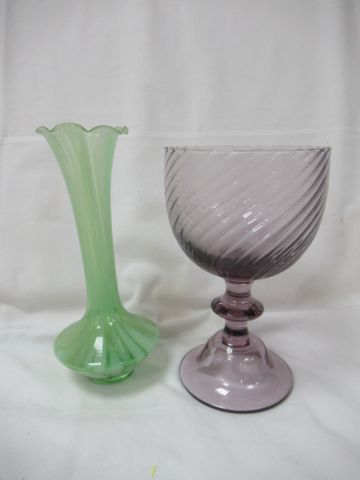 Null Lot en verre coloré, comprenant un vase soliflore et une coupe. 20 cm