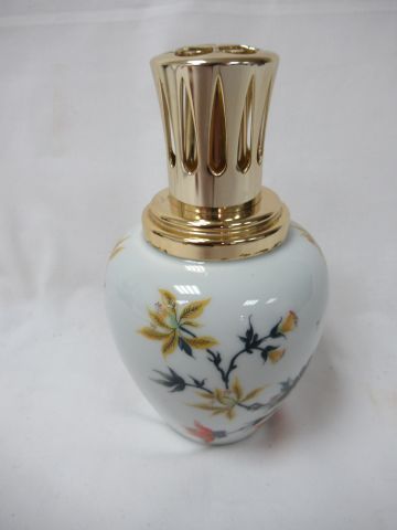 Null LIMOGES Lampe Berger en porcelaine, à décor de végétaux. 18 cm