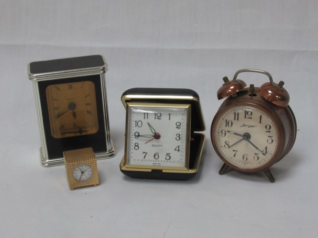 Null Small set of metal and resin alarm clocks. 3-10 cm