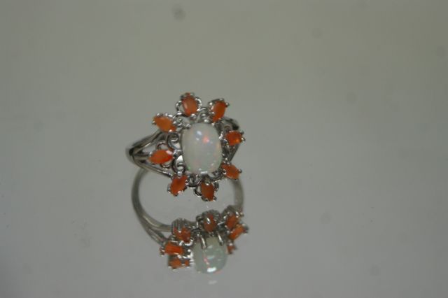 Null Affascinante anello in argento 925/1000 centrato da un opale bianco circond&hellip;