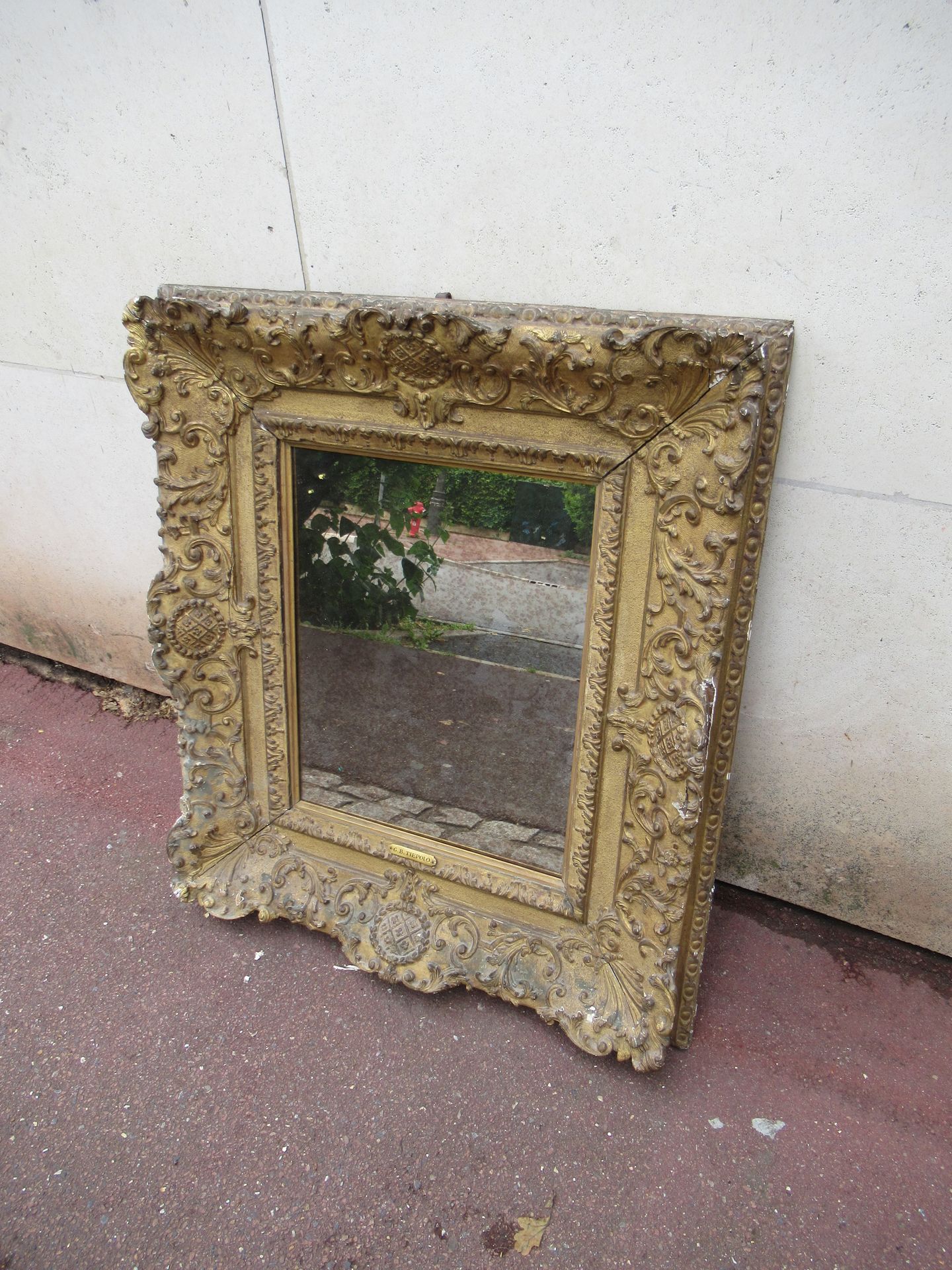 Null 
镀金和粉刷的木质框架。19世纪。(许多部件丢失)。携带的卡特尔 "Tiepolo "变成了一面镜子。 82 x 70 cm