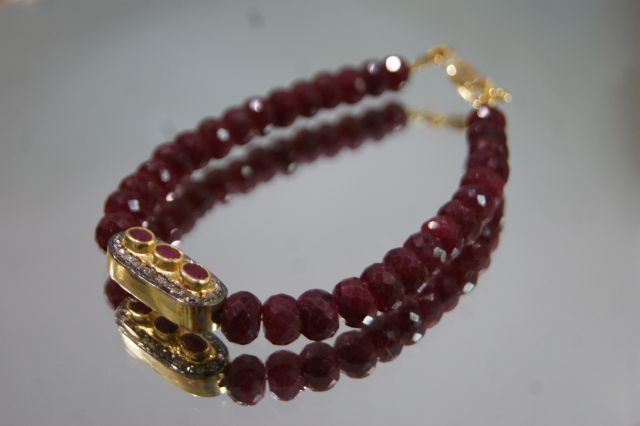Null Silver bracelet with rubies and diamonds. L. Open : 18 cm.