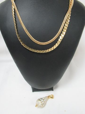 Null Lot en plaqué or, comprenant 2 colliers et un pendentif strassé.