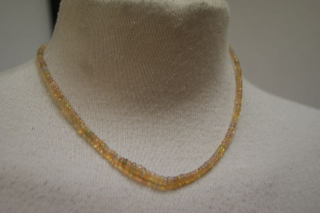 Null Collier en perles d'opales, fermoir en argent 925, L. Ouverte : 41 cm.