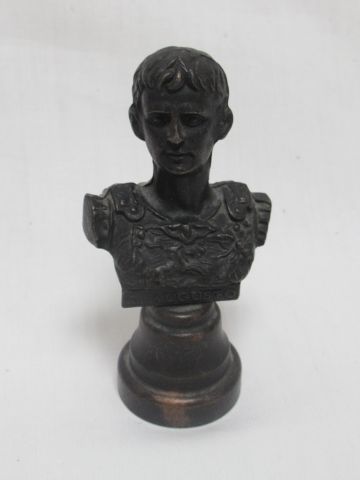 Null Bust of a Roman emperor in regula with brown patina, H : 11 cm.