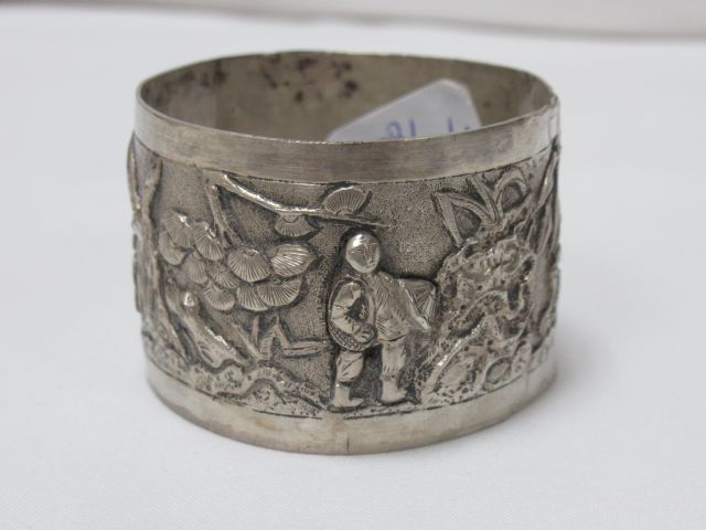 Null Silver napkin ring, with Asian decoration. Weight : 37 g (swan hallmark)