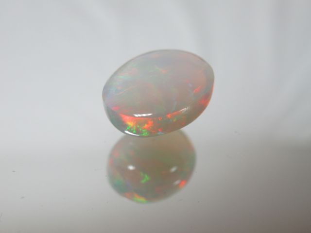 Null Opale de feu, 4,3 carats. Avec son certificat.