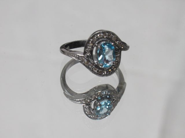 Null Silberring, besetzt mit einem Blautopas (1 Karat) und Diamanten (0,24 Karat&hellip;