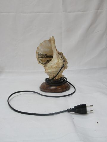 Null Base della lampada, decorata con una conchiglia incisa. Altezza: 27 cm