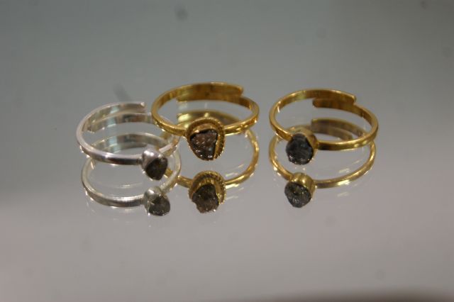 Null 一套三个银质和银质镀金戒指，可调节。饰以钻石。4,72克毛重。