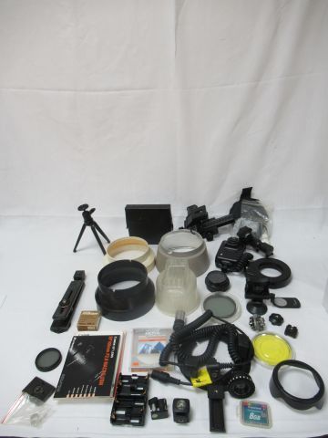 Null PHOTOGRAPHIE Lot d'accessoires, comprenant 2 trépieds, des caches, des flas&hellip;