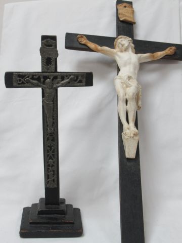 Null 祭祀用品 拍品包括2个发黑的木质十字架，一个用压花金属装饰，另一个用树脂装饰。