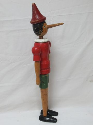 Null Burattino articolato in legno dipinto. Circa 1960. Altezza: 56 cm (usura)