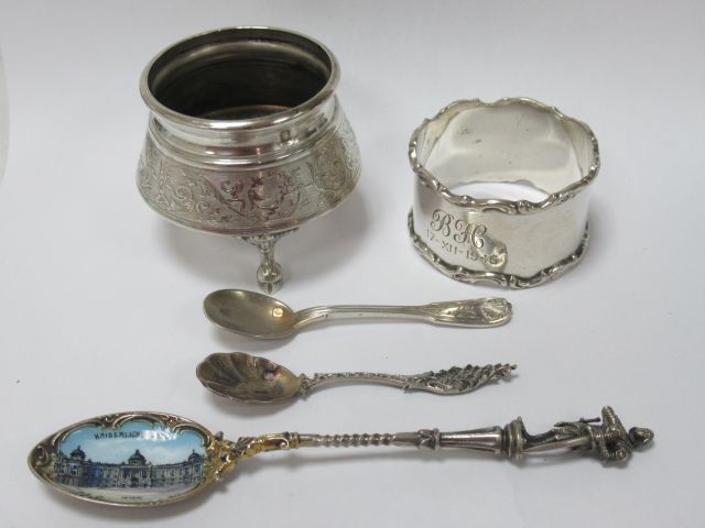 Null 银器拍品（Minerva），包括一个盐罐，2个盐铲，一个餐巾环。一个珐琅彩的收藏勺与之相连。毛重：111克