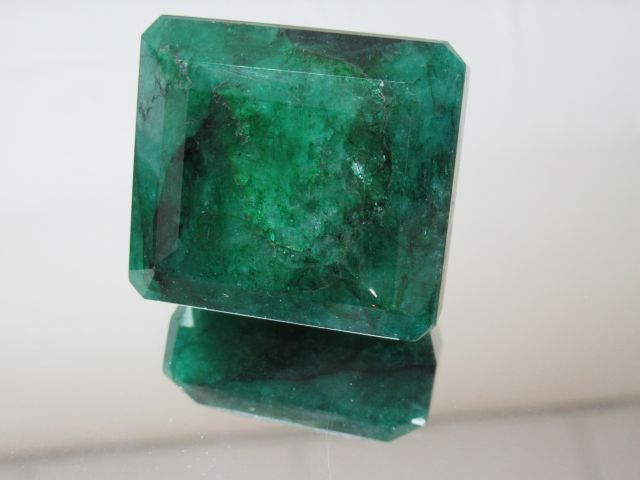 Null Emerald, 659 carats. With its certificate.