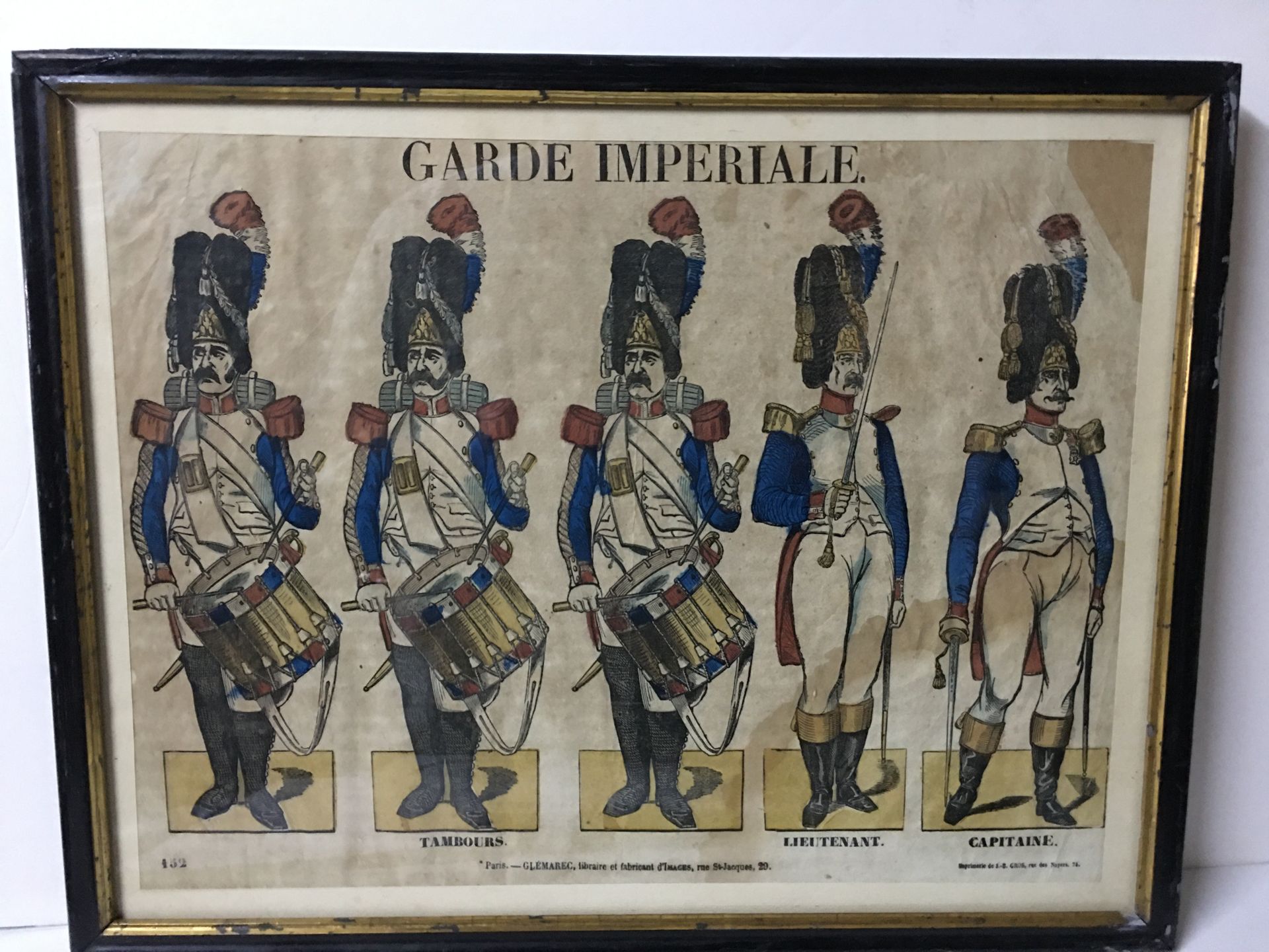 Null 在巴黎的Imagerie Glémarec（十九世纪）帝国卫队第一帝国：中尉，队长和3个鼓的彩色，40x30厘米，玻璃下的框架（发黄的纸）。