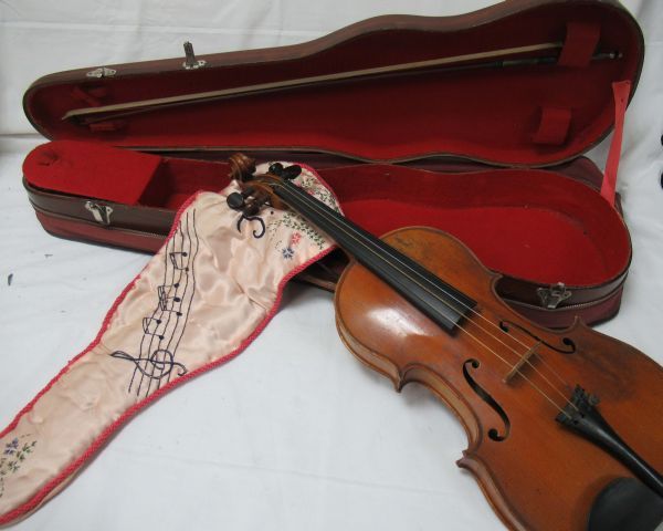 Null Violin. Beginning of the 20th century. Length of the body : 35 cm Total len&hellip;