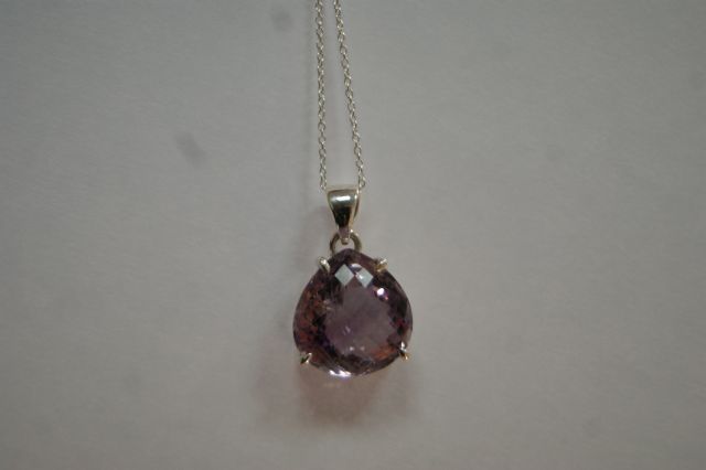 Null 紫水晶装饰的银制品，包括一个吊坠及其链条和一个戒指。TDD : 53.吊坠的宽度：2厘米。