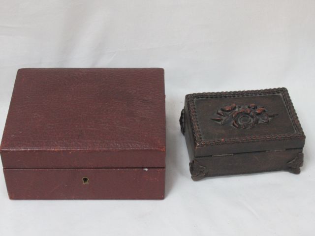 Null 一套两个珠宝盒，一个是黑森林风格的木雕，另一个是仿皮。